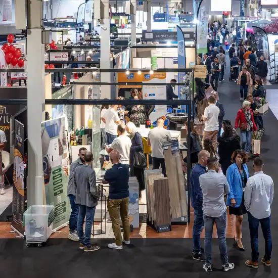 de la foule dans les allées du Salon Habitat Angers 2024