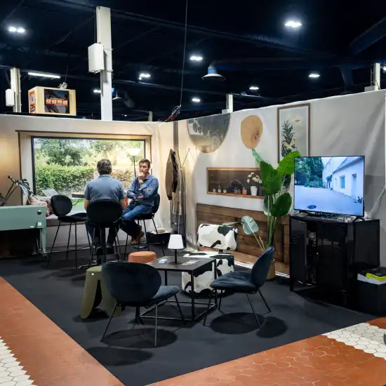 Vue d'un stand dans le Grand Palais au Salon Habitat Angers 2024