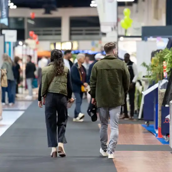 Des visiteurs dans les allées du Salon Habitat Angers