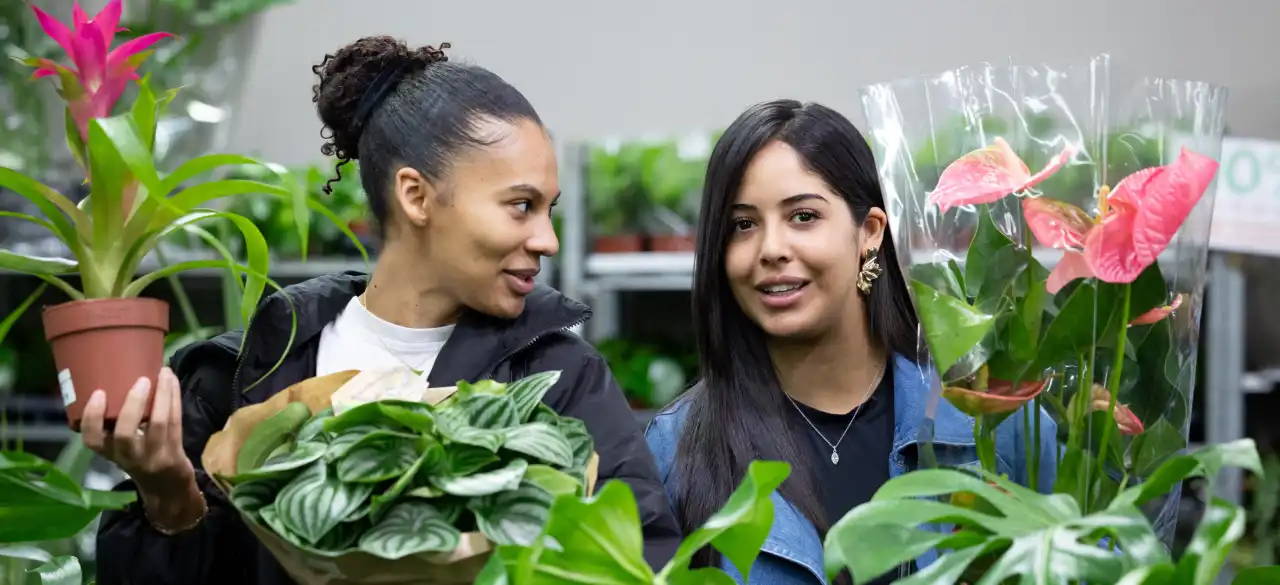 Des clientes en train d'acheter des plantes au Salon Habitat Angers 2024