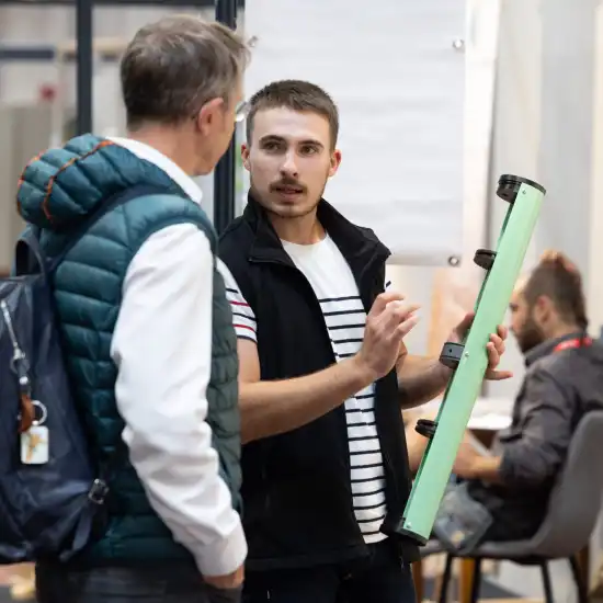 Présentation d'un produit innovant par une start-up au Salon Habitat Angers 2024