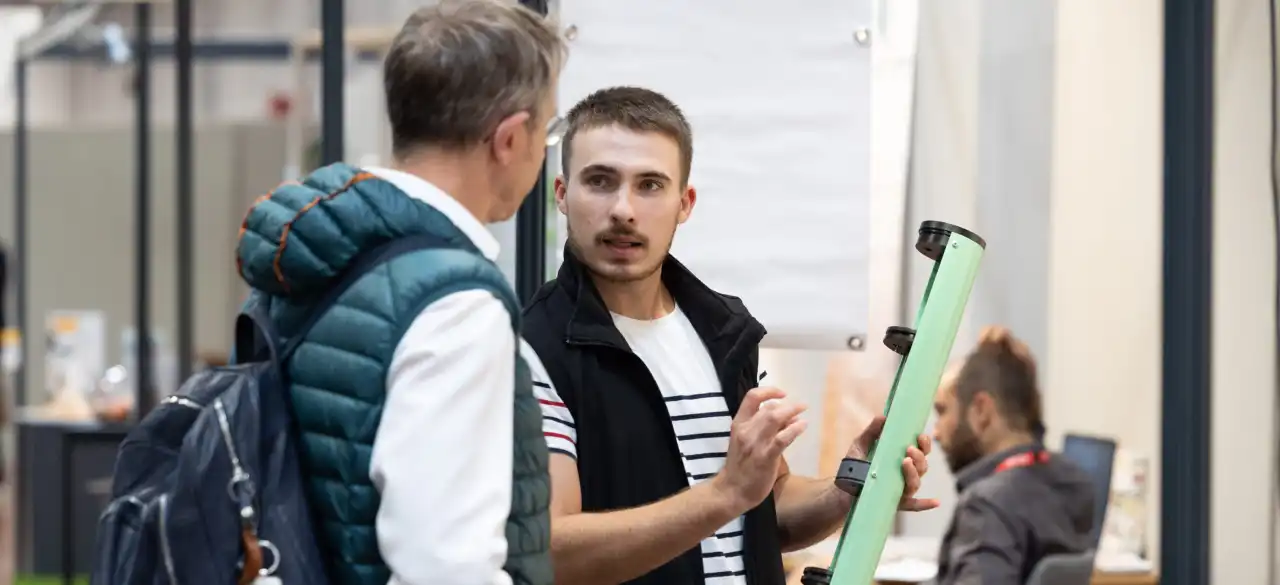 Une entreprise présente son innovation sur l'espace startup du Salon Habitat Angers 2024